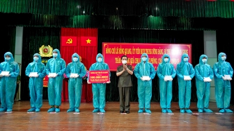 Lãnh đạo tỉnh An Giang thăm, tặng quà lực lượng công an làm nhiệm vụ phòng, chống dịch COVID-19