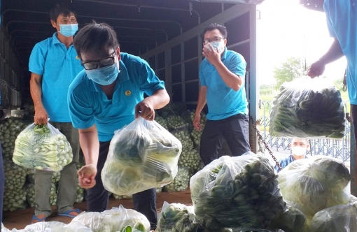 Liên đoàn Lao động tỉnh An Giang hỗ trợ 10 tấn hàng hóa cho công nhân lao động tỉnh Bình Dương