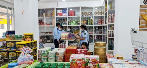 Lập biên bản xử lý hộ kinh doanh “Mỹ Ý” không niêm yết giá hàng hóa