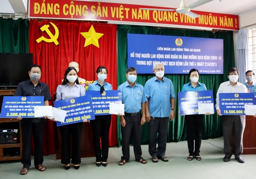 Liên đoàn Lao động tỉnh An Giang trao hỗ trợ khẩn cấp cho đoàn viên, người lao động ảnh hưởng dịch bệnh COVID-19
