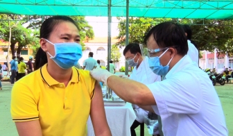 Tiêm vaccine phòng COVID-19 cho giáo viên, tài xế và người cao tuổi ở Phú Tân