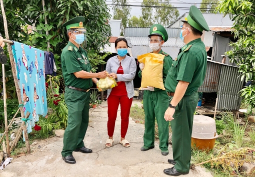Bộ đội Biên phòng An Giang tặng 850 phần quà cho gia đình bị ảnh hưởng bởi dịch COVID-19