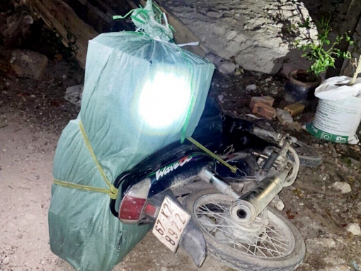 2 môtô vận chuyển thuốc lá lậu bất chấp dịch COVID-19