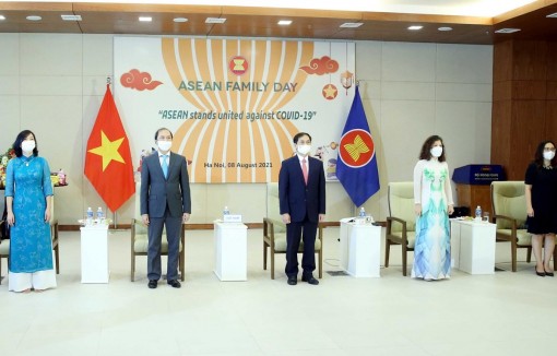 Long trọng Lễ chào cờ kỷ niệm 54 năm thành lập ASEAN tại Hà Nội