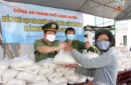 Chung tay chăm lo an sinh xã hội