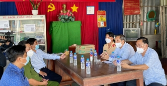 Phó Bí thư Thường trực Tỉnh ủy, Chủ tịch HĐND tỉnh An Giang Lê Văn Nưng thăm, tặng quà lực lượng phòng, chống dịch bệnh COVID-19