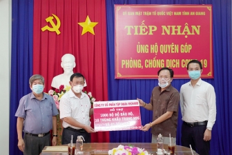 Tiếp nhận 1 tấn gạo và vật tư y tế ủng hộ Quỹ Phòng, chống dịch COVID-19 tỉnh An Giang