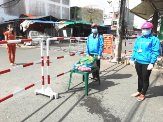 Huyện đoàn Thoại Sơn hỗ trợ người dân trong vùng dịch mua thực phẩm