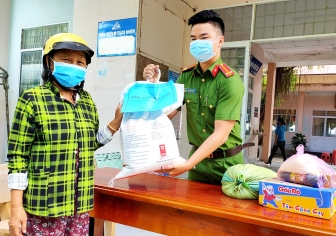 Công an huyện Phú Tân đồng hành cùng nhân dân chống dịch