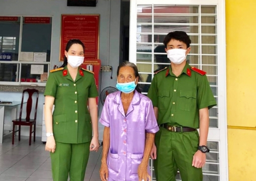 Công an TP. Long Xuyên đưa bà cụ đi lạc về nhà