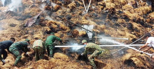 Dập tắt đám cháy kho rơm giữa đồng