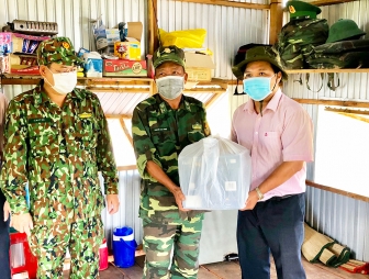 Ngân hàng Chính sách xã hội tỉnh An Giang thăm, tặng quà cán bộ, chiến sĩ làm nhiệm vụ trên tuyến biên giới huyện Tịnh Biên
