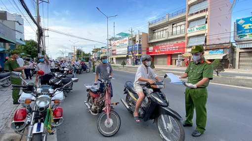 TP. Long Xuyên ra quân kiểm tra người lưu thông trên đường