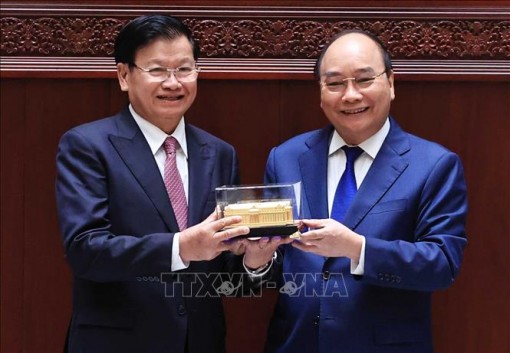 Chủ tịch nước Nguyễn Xuân Phúc và Tổng Bí thư, Chủ tịch nước Lào Thongloun Sisoulith dự Lễ trao tặng công trình Nhà Quốc hội Lào