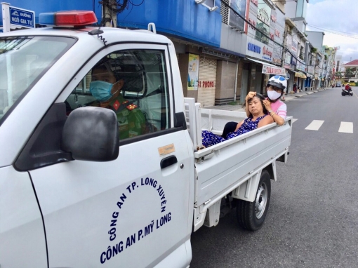Công an phường Mỹ Long đưa người bị nạn đi cấp cứu kịp thời