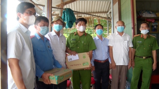 Bí thư Huyện ủy, Chủ tịch UBND huyện Tri Tôn Cao Quang Liêm động viên  cán bộ, chiến sĩ chốt đường thủy phòng, chống dịch COVID-19