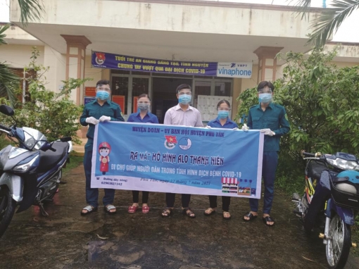 Thanh niên đi chợ giúp dân
