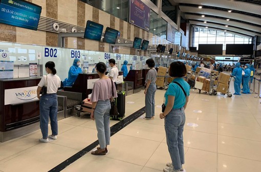 Gần 200 y, bác sĩ vào nam chống dịch trên chuyến bay đặc biệt