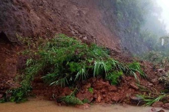 Mưa lớn gây sạt lở đất ở Quảng Ninh khiến 3 thợ xây tử vong