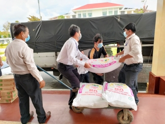 Châu Phú chuyển 15 tấn lương thực, thực phẩm hỗ trợ người dân địa phương đang lao động tại TP. Dĩ An