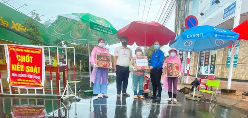 Đoàn cơ sở Văn phòng UBND tỉnh An Giang tặng quà các chốt kiểm dịch COVID-19 trên địa bàn TP. Long Xuyên
