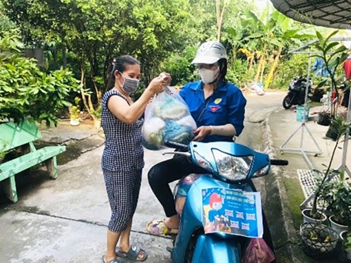 Thanh niên Chợ Mới mua hàng hóa thiết yếu và “Shipper 0 đồng” hỗ trợ người dân có hoàn cảnh khó khăn