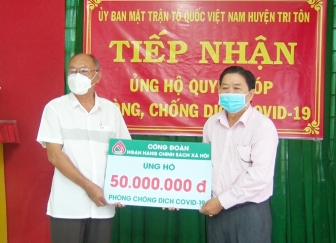 Công đoàn Ngân hàng Chính sách xã hội Việt Nam trao 50 triệu đồng ủng hộ huyện Tri Tôn phòng, chống dịch COVID-19