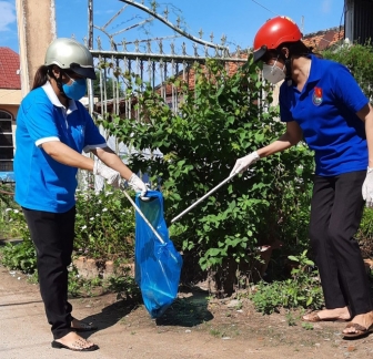 Phú Tân tổ chức thu gom rác thải khẩu trang y tế