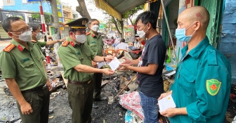 Đại tá Đinh Văn Nơi, Giám đốc Công an An Giang thăm các hộ dân bị hỏa hoạn