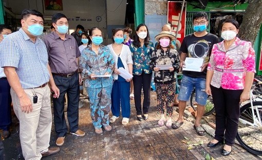 Lãnh đạo Long Xuyên thăm, động viên gia đình bị cháy nhà