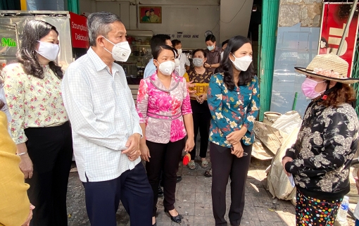 Phó Bí thư Thường trực Tỉnh ủy An Giang Lê Văn Nưng thăm các hộ dân bị hỏa hoạn