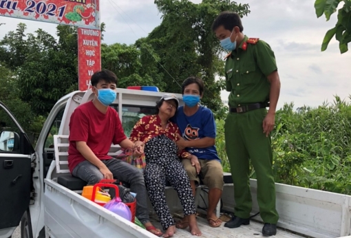Công an phường Mỹ Thạnh tiếp tục đưa người bệnh đi cấp cứu kịp thời