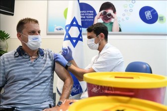 Israel tổ chức tiêm vaccine phòng COVID-19 suốt đêm tại Tel Aviv