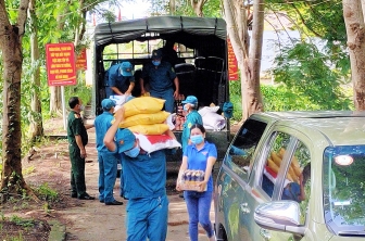 Xã Phú Hiệp tiếp nhận 100 phần quà từ chuyến xe “Ấm tình hậu phương”