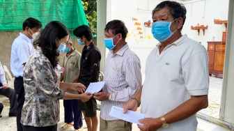 Hỗ trợ 18 hộ gia đình ở TP. Long Xuyên bị thiệt hại nhà cửa do giông lốc