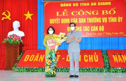 Trao quyết định chuẩn y Phó Bí thư Huyện ủy Nguyễn Thị Minh Kiều giữ chức vụ Bí thư Huyện ủy Thoại Sơn