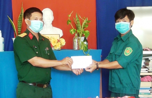 Bộ Chỉ huy Quân sự tỉnh An Giang trao tiền hỗ trợ cán bộ, chiến sĩ dân quân tham gia phòng, chống dịch COVID-19 tại huyện Thoại Sơn
