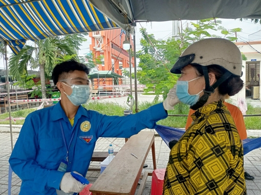 Những sinh viên tình nguyện ở chốt kiểm soát COVID-19