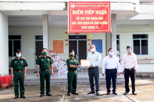 Chuyến xe “Ấm tình hậu phương” hỗ trợ hộ gia đình có hoàn cảnh khó khăn trên địa bàn tỉnh An Giang