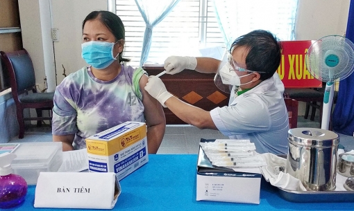 Phú Tân tiêm vaccine phòng COVID-19 đợt 5 cho các đối tượng nguy cơ