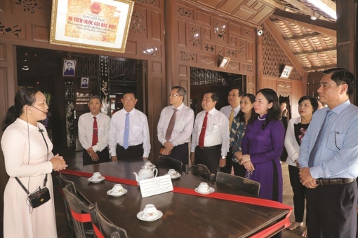 Về thăm nhà lưu niệm thời niên thiếu của Bác Tôn