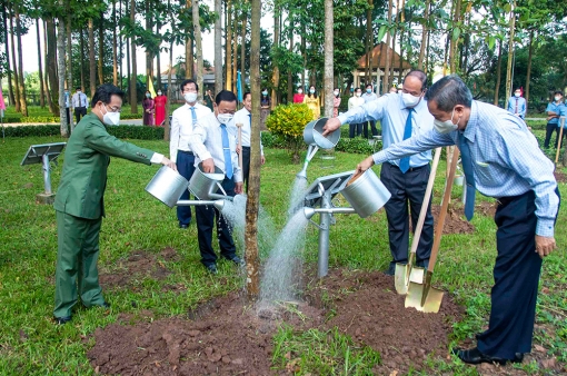 Tỉnh ủy, HĐND, UBND, UBMTTQVN tỉnh An Giang dâng hoa, dâng hương tại Khu lưu niệm Chủ tịch Tôn Đức Thắng