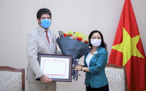Trao Kỷ niệm chương cho Trưởng Đại diện Văn phòng UNESCO tại Việt Nam