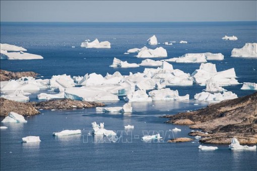 Lần đầu tiên có mưa trên đỉnh dải băng Greenland