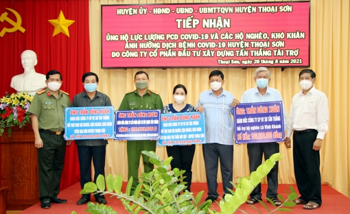 Trao tặng huyện Thoại Sơn 400 triệu đồng  phòng, chống dịch COVID-19