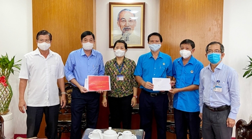 Trao tiền hỗ trợ lực lượng làm nhiệm vụ phòng, chống dịch COVID-19 ở TP. Long Xuyên