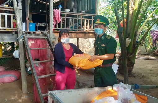 Đồn Biên phòng Nhơn Hội trích quỹ ủng hộ người dân nghèo biên giới