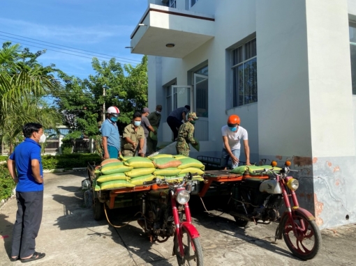 Đồn Biên phòng Cửa khẩu Long Bình tham gia hỗ trợ người dân có hoàn cảnh khó khăn bởi dịch COVID-19
