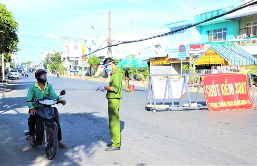Lực lượng công an xung kích tuyến đầu chống dịch