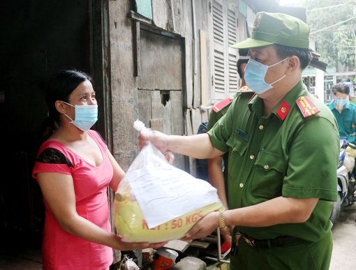 Phòng Cảnh sát Thi hành án hình sự và Hỗ trợ tư pháp Công an tỉnh An Giang tặng 500 phần quà cho người dân gặp khó khăn